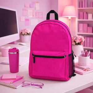 Puede incluir: Una mochila rosa brillante con cremallera negra y bolsillo lateral de malla. Un termo, un cuaderno y gafas rosas a juego están sobre un escritorio. La escena está ambientada en una habitación de temática rosa con una computadora.