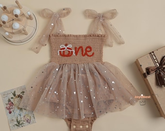 Combi-short « ONE » citrouille brodé à la main | Tenue souvenir d'automne pour premier anniversaire