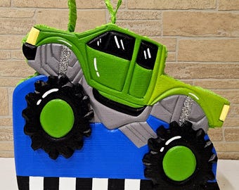 Ręcznie robiona zielona piniata w kształcie ciężarówki Monster Truck: dekoracja imprezy wyścigowej