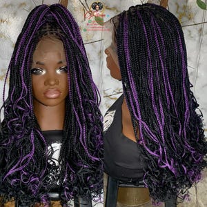 Könnte beinhalten: Eine schwarz-violette geflochtene Perücke mit Spitzenfront. Die Perücke hat lange Box-Zöpfe mit violetten Highlights und lockigen Enden. Die Perücke ist auf einem Schaufensterkopf gestylt.
