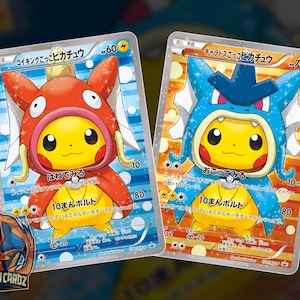 Pikachu Cosplay Poncho Magikarp & Gyarados Full Art Proxy Pokemon Kartenset x2 Karten Holographic