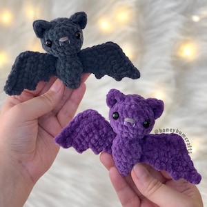 Mini Bat Plushie Keychain, Handmade Crochet Bat Amigurumi, Spooky Halloween Toy, Cute Tiny Bat Bag Charm, Perfect Gift for Halloween Lovers