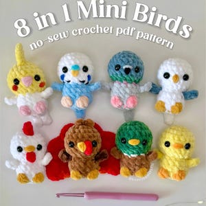 Op de afbeelding: Acht mini gehaakte vogels in diverse kleuren, waaronder geel, blauw en wit. De vogels hebben zwarte ogen en kleine vleugels. De tekst "8 in 1 Mini Birds" en "no-sew crochet pdf pattern" staat boven de vogels.