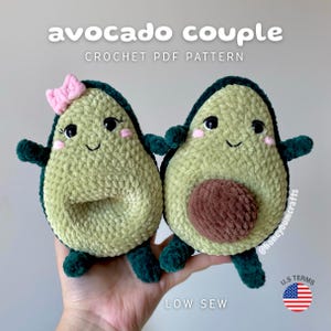 Puede incluir: Dos juguetes de aguacate de crochet, uno con un lazo rosa, el otro con un hueso marrón. Los aguacates tienen caras sonrientes, mejillas rosadas y brazos y piernas de color verde oscuro. El texto dice "avocado couple" y "CROCHET PDF PATTERN".