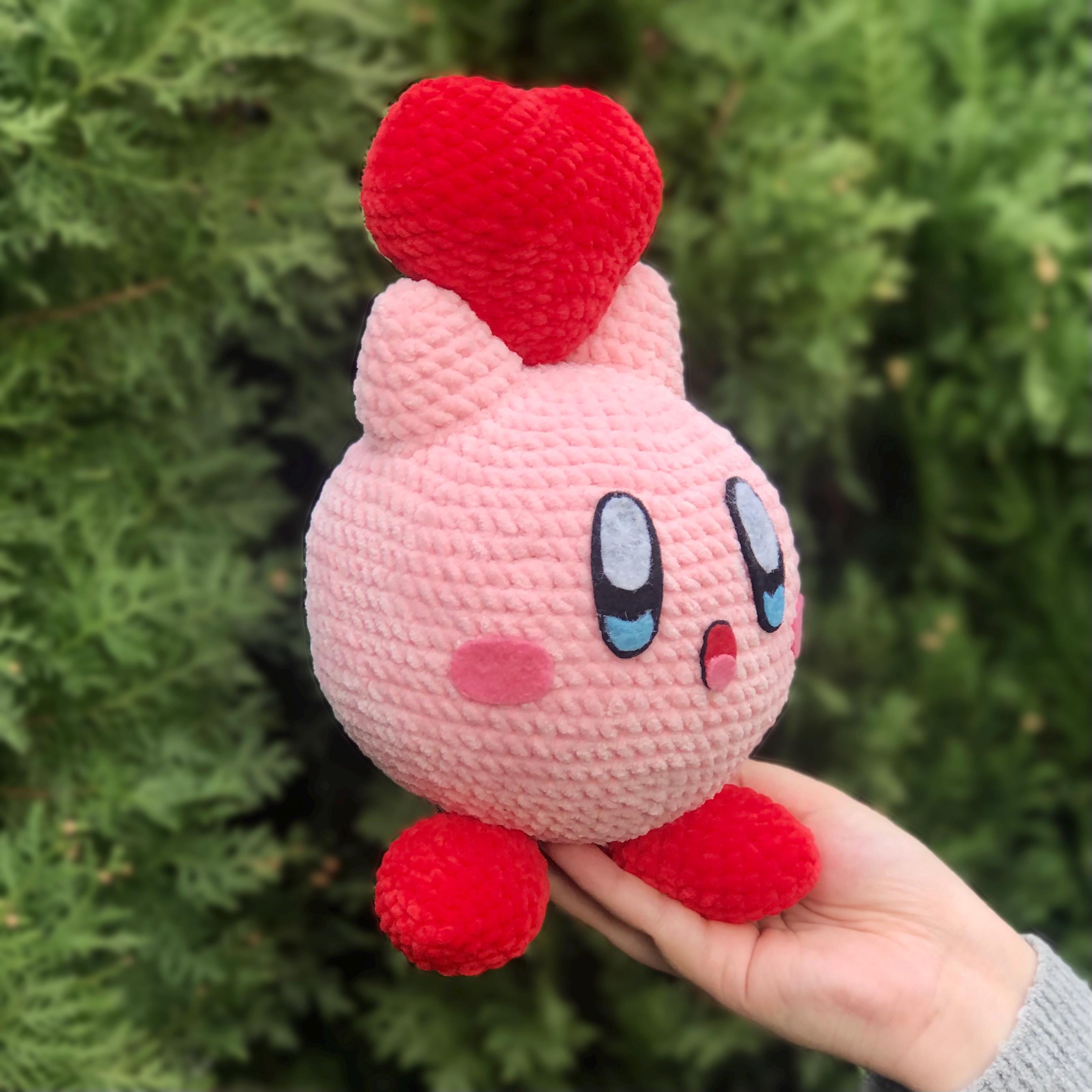 かぎ針編みのピンクのふわふわぬいぐるみ：あみぐるみぽっちゃり