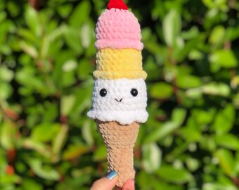 Szydełkowy rożek lodowy – pluszowy deser amigurumi – ręcznie robiony pluszowy deser lodowy, prezent dla dzieci