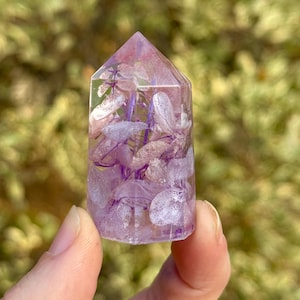 Blumen-Kristall | Blumenschmuck in Resin | Resin Wohnkultur | Sonnenfänger | Blumen Briefbeschwerer | Konservierte Blumen | Lila Blume