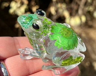 Resin Frog Figurine | Moss in resin | Floral Decor | Nature Terrarium | Frog Decor Statue | Earthy Paper Weight | Botanical Decor