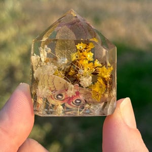 Resin Flower Crystal | Floral Home Decor | Sun Catcher | Flower Paper Weight | Crystal Point Tower | Yellow Flowers