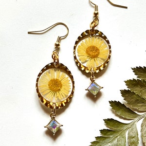 Gele bloem oorbellen | Bloemenoorbellen | Kleurrijke trendy oorbellen | Gouden oorbellen | Boho-oorbellen | Bloem verklaring oorbellen