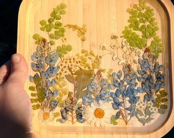 Vassoio rotondo in legno con decorazioni floreali per salumi e formaggi / Piatto in legno per salumi e formaggi / Piatto da portata floreale / Regalo per l'ospite