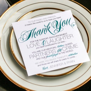 Tarjeta de agradecimiento para recepción, letrero cuadrado para mesa de boda, con escritura en azul verdoso y azul marino - Letrero de agradecimiento "Sweeping Script" de 5,25 x 5,25 - DEPÓSITO