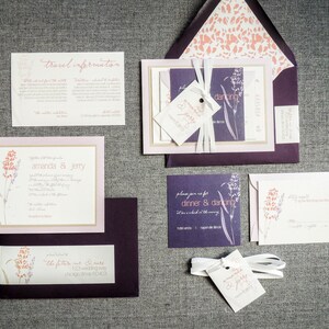 Puede incluir: Conjunto de invitaciones de boda con un esquema de color morado y rosa. La invitaci&oacute;n presenta un dise&ntilde;o floral con el texto "amanda & jerry" y "please join us for dinner & dancing".