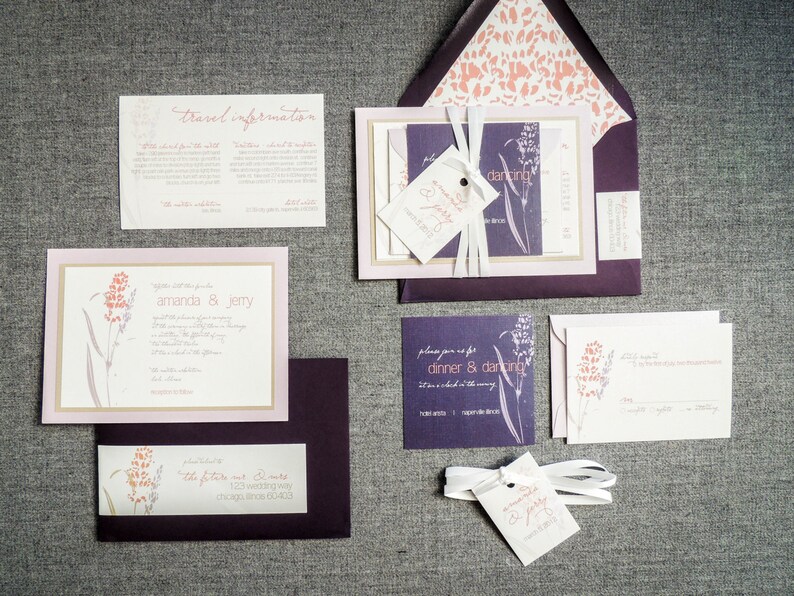 Puede incluir: Conjunto de invitaciones de boda con un esquema de color morado y rosa. La invitaci&oacute;n presenta un dise&ntilde;o floral con el texto "amanda & jerry" y "please join us for dinner & dancing".