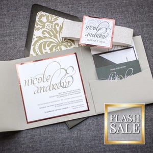 Puede incluir: Un conjunto de invitaciones de boda con un esquema de color gris y oro rosa. La invitación presenta una fuente de letra cursiva con los nombres "nicole andrew" y la fecha "August 1, 2018".