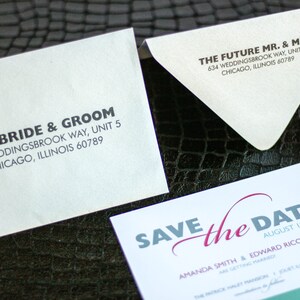Puede incluir: Tarjeta de "Save the Date" con un dise&ntilde;o rojo y gris. El texto dice "Save the Date" con un "the" en cursiva roja. La fecha es el 18 de agosto de 2018. Los nombres Amanda Smith y Edward Ricom est&aacute;n debajo de la fecha.