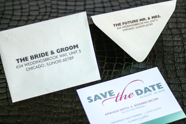 Puede incluir: Tarjeta de "Save the Date" con un dise&ntilde;o rojo y gris. El texto dice "Save the Date" con un "the" en cursiva roja. La fecha es el 18 de agosto de 2018. Los nombres Amanda Smith y Edward Ricom est&aacute;n debajo de la fecha.