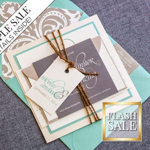 Puede incluir: Conjunto de invitación de boda en tonos turquesa y gris. La invitación incluye una etiqueta con los nombres "Nicole & Andre" y la fecha "17 de septiembre de 2016". El conjunto está atado con hilo y contiene el texto "SAMPLE SALE DETAILS INSIDE!" y "FLASH SALE".