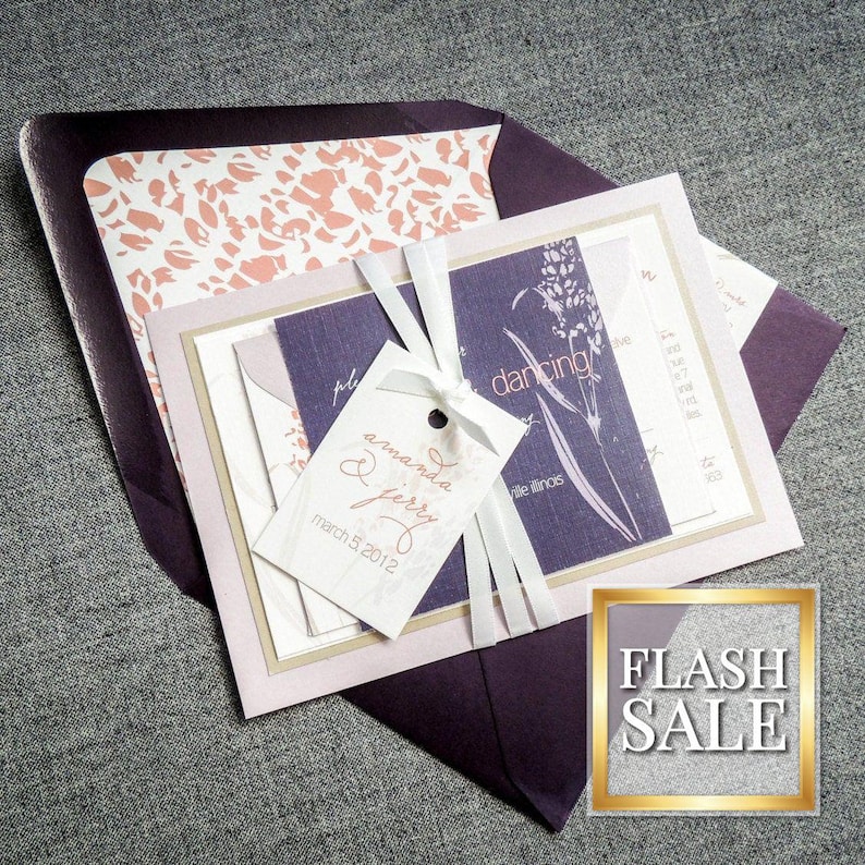 Puede incluir: Invitaci&oacute;n de boda morada con una cinta blanca y una etiqueta que dice "Amanda & Jerry March 5, 2012". La invitaci&oacute;n tiene un dise&ntilde;o floral y las palabras "dancing" y "please join us" son visibles.