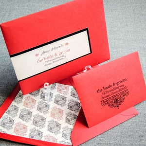 Może przedstawiać: Dwie czerwone koperty z czarnym tekstem. G&oacute;rna koperta ma białą etykietę z tekstem "please deliver to the bride & groom 1934 wedding way chicago, illinois 60610". Dolna koperta ma czarny tekst z ozdobną ramką i tekstem "the bride & groom 1234 wedding way chicago, illinois 60610".