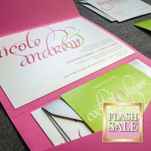 Puede incluir: Invitación de boda rosa y verde con los nombres "nicole & andrew" en letra cursiva. La invitación está doblada por la mitad y tiene un bolsillo en el interior para una tarjeta más pequeña. La tarjeta más pequeña tiene el texto "PLEASE JOIN US FOR cocktails & dinner" en letra cursiva.