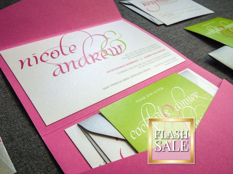 Pode incluir: Convite de casamento rosa e verde com os nomes "nicole & andrew" em letra cursiva. O convite &eacute; dobrado ao meio e tem um bolso no interior para um cart&atilde;o menor. O cart&atilde;o menor tem o texto "PLEASE JOIN US FOR cocktails & dinner" em letra cursiva.