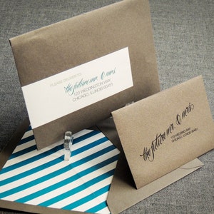 Może przedstawiać: Dwa brązowe koperty z białymi etykietami. G&oacute;rna koperta ma tekst "PLEASE DELIVER TO The future mr. & mrs. 123 WEDDINGTON WAY CHICAGO, ILLINOIS 60451" wydrukowany na etykiecie. Dolna koperta ma tekst "The future mr. & mrs. 123 WEDDING WAY CHICAGO, ILLINOIS 60451" wydrukowany na etykiecie.
