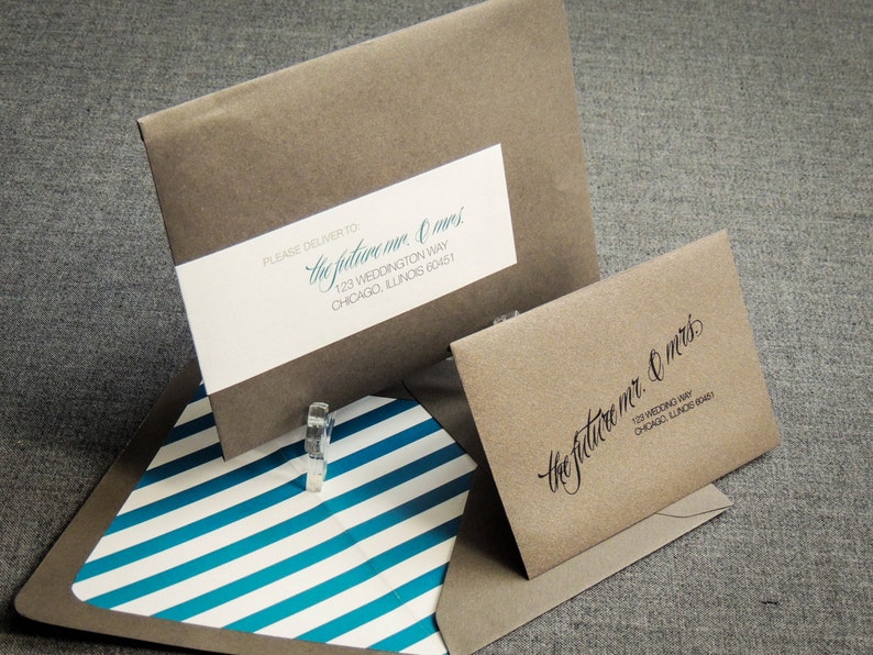 Może przedstawiać: Dwa brązowe koperty z białymi etykietami. G&oacute;rna koperta ma tekst "PLEASE DELIVER TO The future mr. & mrs. 123 WEDDINGTON WAY CHICAGO, ILLINOIS 60451" wydrukowany na etykiecie. Dolna koperta ma tekst "The future mr. & mrs. 123 WEDDING WAY CHICAGO, ILLINOIS 60451" wydrukowany na etykiecie.