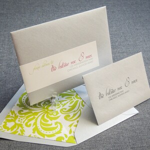 Pode incluir: Dois envelopes brancos com um envelope estampado verde e branco por baixo. Os envelopes s&atilde;o endere&ccedil;ados a "the future Mr. & Mrs." com um endere&ccedil;o de casamento em Chicago, Illinois.