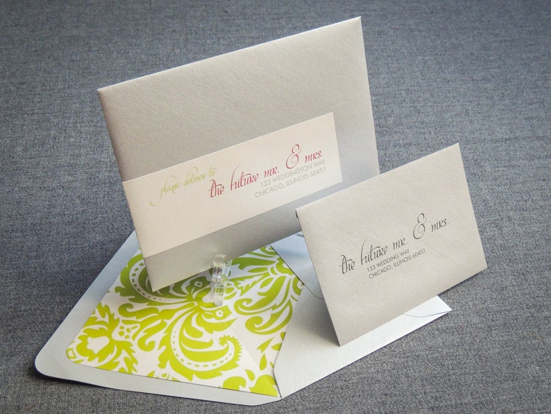 Pode incluir: Dois envelopes brancos com um envelope estampado verde e branco por baixo. Os envelopes s&atilde;o endere&ccedil;ados a "the future Mr. & Mrs." com um endere&ccedil;o de casamento em Chicago, Illinois.