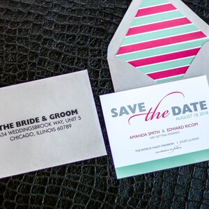 Puede incluir: Tarjeta de guardar la fecha con un sobre a rayas rosa y turquesa. La tarjeta es blanca con texto gris y rosa. El texto dice "Save the Date" con la fecha "August 18, 2018". Los nombres "Amanda Smith & Edward Ricom" est&aacute;n listados debajo de la fecha con el texto "Are Getting Married". La ubicaci&oacute;n est&aacute; listada debajo de los nombres: "The Patrick Haley Mansion, Jouet, Illinois".