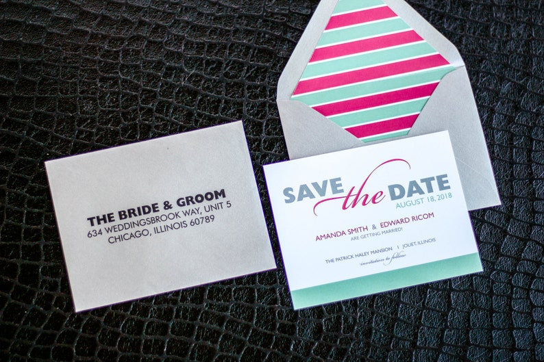 Puede incluir: Tarjeta de guardar la fecha con un sobre a rayas rosa y turquesa. La tarjeta es blanca con texto gris y rosa. El texto dice "Save the Date" con la fecha "August 18, 2018". Los nombres "Amanda Smith & Edward Ricom" est&aacute;n listados debajo de la fecha con el texto "Are Getting Married". La ubicaci&oacute;n est&aacute; listada debajo de los nombres: "The Patrick Haley Mansion, Jouet, Illinois".