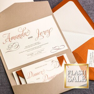 Op de afbeelding: Een bruine en witte huwelijksuitnodiging met een rode en witte binnenenvelop. De uitnodiging bevat de namen "Amanda en Jerry" in elegant schrift. De binnenenvelop heeft de tekst "Dinner and Dancing" in rood schrift.