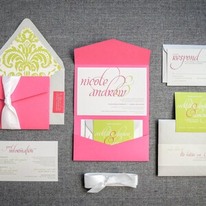 Pode incluir: Conjunto de convites de casamento rosa e verde com um padr&atilde;o de damasco no envelope. O convite inclui os nomes "Nicole & Andrew" e o texto "wedding & dinner celebrating".