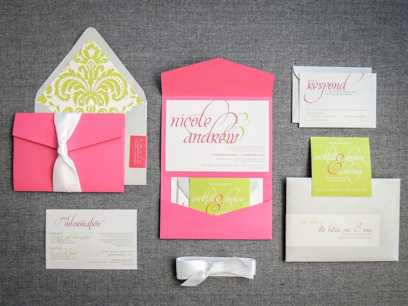 Pode incluir: Conjunto de convites de casamento rosa e verde com um padr&atilde;o de damasco no envelope. O convite inclui os nomes "Nicole & Andrew" e o texto "wedding & dinner celebrating".