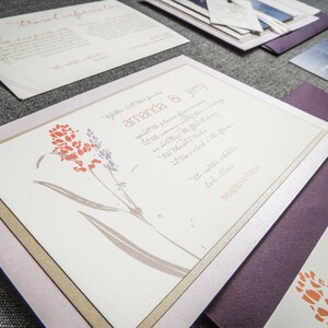 Puede incluir: Una invitaci&oacute;n de boda con un dise&ntilde;o floral en tonos de rosa, rojo y morado. La invitaci&oacute;n est&aacute; impresa en una tarjeta de color crema con un borde marr&oacute;n. El texto de la invitaci&oacute;n dice "Juntos con sus familias, Amanda & Jerry".