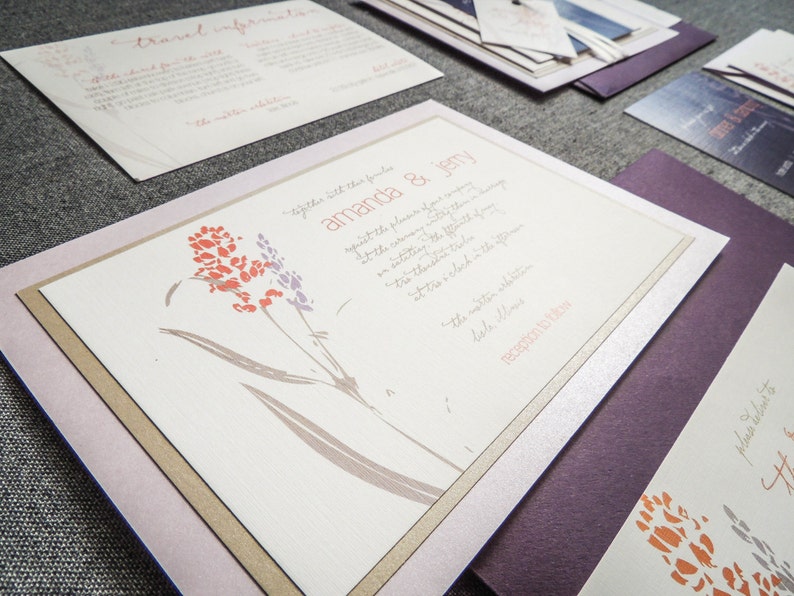 Puede incluir: Una invitaci&oacute;n de boda con un dise&ntilde;o floral en tonos de rosa, rojo y morado. La invitaci&oacute;n est&aacute; impresa en una tarjeta de color crema con un borde marr&oacute;n. El texto de la invitaci&oacute;n dice "Juntos con sus familias, Amanda & Jerry".