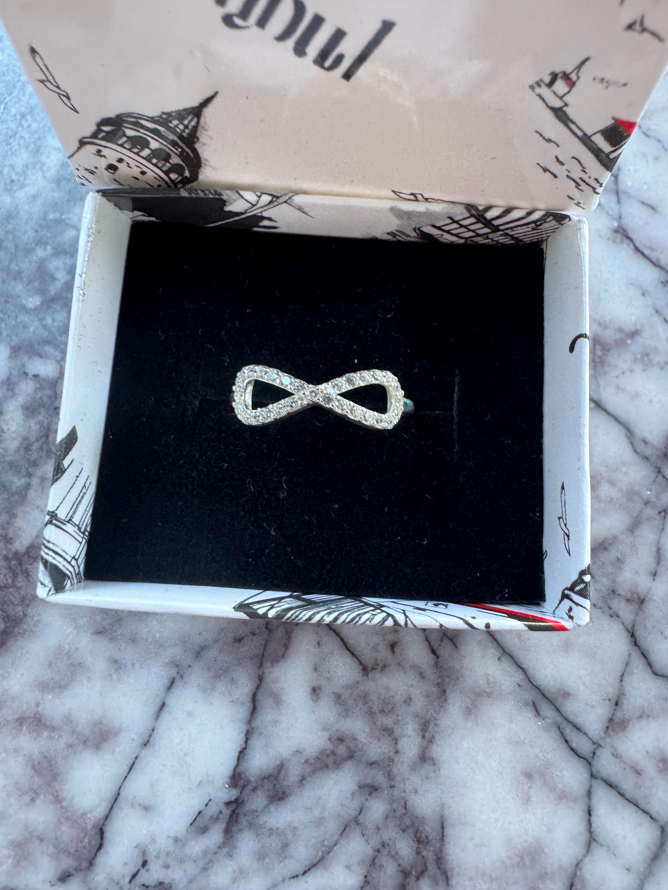 Entdecken Sie zeitlose Eleganz mit unserem handgefertigten 925 Sterling Silber Ring. Hergestellt von uns - den ursprünglichen Machern - erhalten Sie Premium-Qualität zu einem Preis, der den Preis ausgezeichnet hat