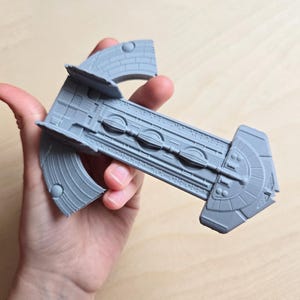 B - Klasse Sci-Fi Raumschiff Modell | 3D gedruckter Asgard-inspirierter Sternkreuzer | Sammler-Vitrinenschiff