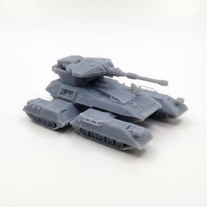 Puede incluir: Modelo gris de un tanque futurista con una gran torreta y múltiples orugas. El tanque tiene un diseño detallado, que incluye un cañón largo y varios vehículos más pequeños unidos al cuerpo principal.