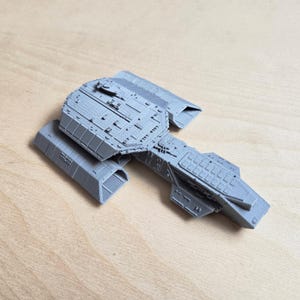 Modèle Star Cruiser de classe D | Vaisseau spatial de science-fiction imprimé en 3D | Présentoir de collectionneur