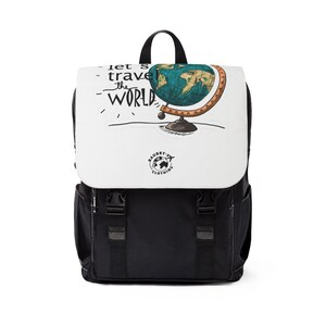 Peut inclure: Sac à dos noir et blanc avec un rabat orné d'une illustration de globe et du texte "let's travel the world". Le sac à dos a des bretelles réglables et une poignée supérieure. Le logo de la marque est visible.