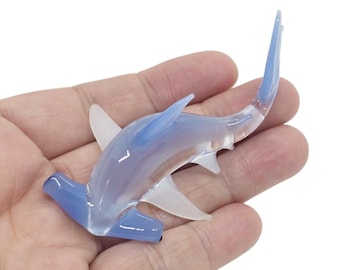 Figura de tiburón martillo azul claro de 7,6 cm (3") en miniatura, de cristal soplado a mano, de tiburones marinos, vida marina, peces del océano, pequeña figura coleccionable de animal de cristal.
