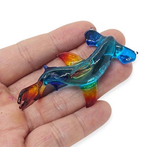 2.5&quot; Long Blue Red Hammerhead Shark Figurine Miniature Hand Blown Glass Sharks Marine Sea Life Ocean Fish Crystal Animals Figures Décor Gift