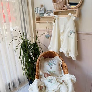 Neugeborenen Geschenk Set, Musselin Swaddle, Kissen & Outfit, Boho Kinderzimmer Dekor, Baby Shower Korb, Handgemachter anpassbarer Baby Anzug