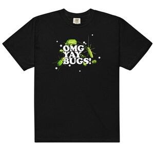 Puede incluir: Camiseta negra con un estampado gráfico blanco de insectos verdes y el texto "OMG YAY BUGS!"