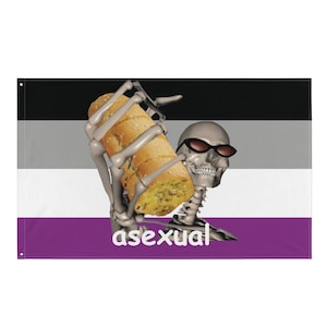 Puede incluir: Una bandera negra, gris y morada con un esqueleto con gafas de sol sosteniendo una barra de pan de ajo. El texto "asexual" está impreso en la bandera.