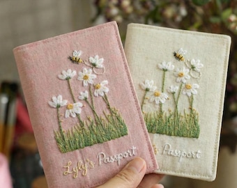 Funda para pasaporte de lino bordada a mano: diseño floral de margaritas, funda de viaje personalizada.