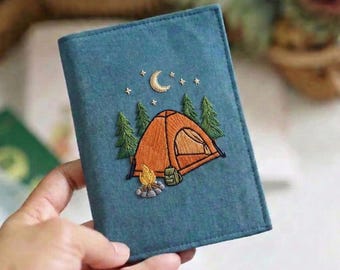 Funda para pasaporte bordada a mano: Funda de lino para viajes con escena de acampada