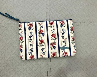 Capa para laptop acolchoada com estampa floral feita à mão, capa protetora de tecido.